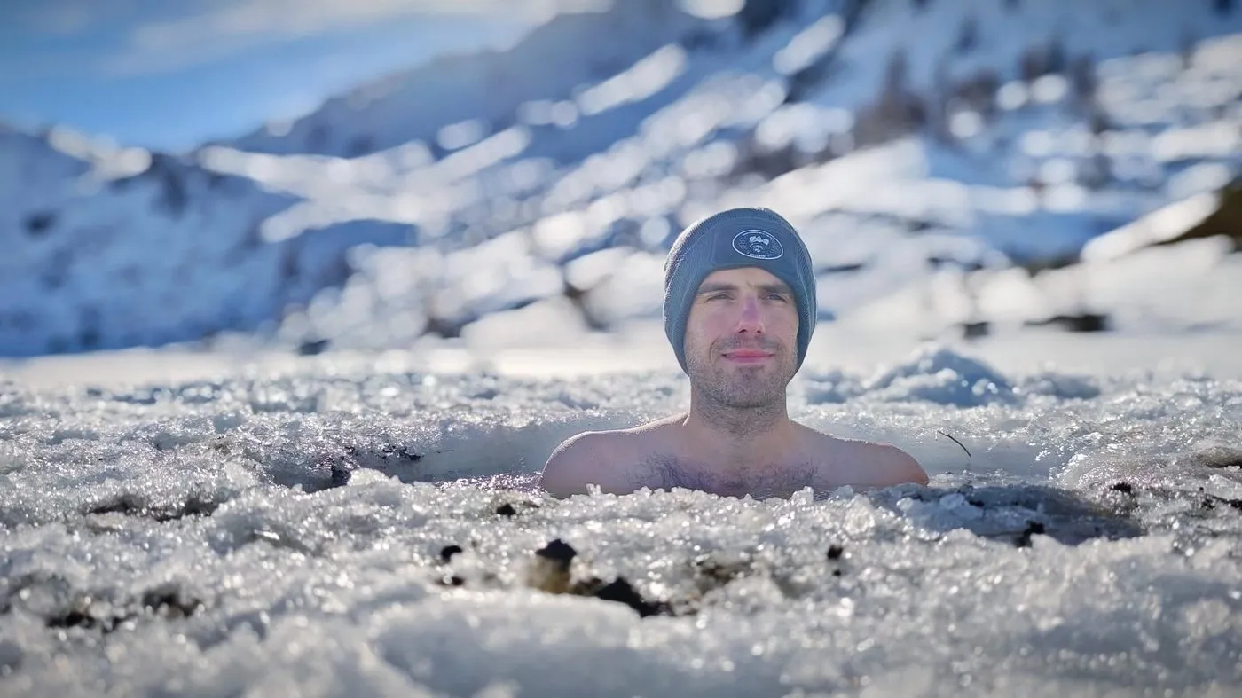 Immersion dans un lac gelé en montagne