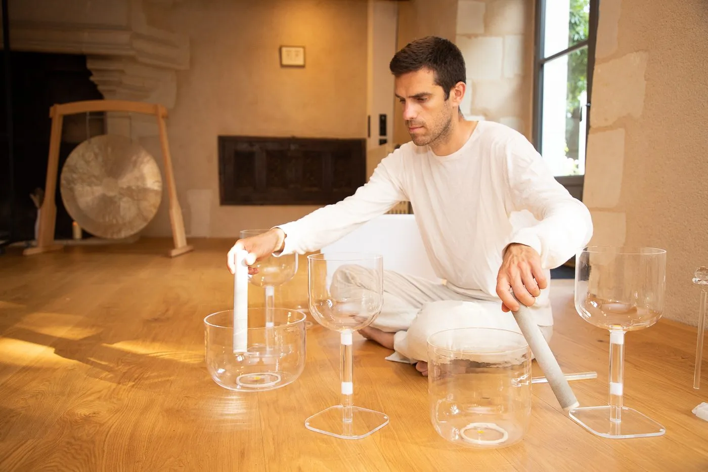 Alexandre jouant des bols de cristal
