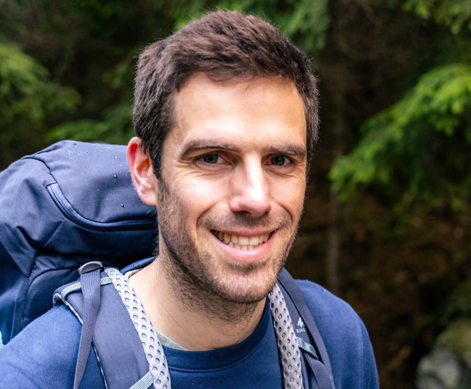 Alexandre en randonnée en forêt